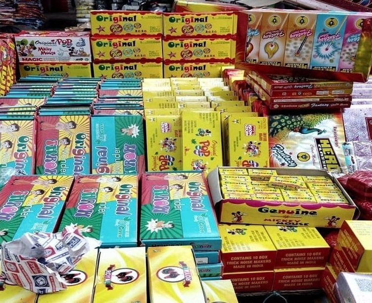 लापरवाही: बिगड़ती हवा के बीच पटाखों की बिक्री पर निगरानी में नरमी, पुरानी दिल्ली में सब कुछ खुलेआम... सड़क पर