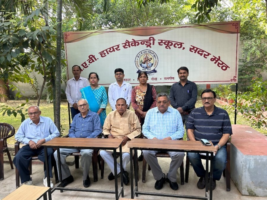 डीएवी हायर सेकेंडरी स्कूल में पुरातन छात्र सम्मेलन, पुरानी यादें हुईं ताजा  पुरातन छात्रों ने विद्यालय के विकास और गौरव को पुनः स्थापित करने में सहयोग देने का लिया संकल्प