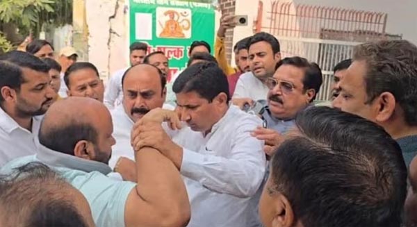 कॉलेज गेट के बाहर गाड़ी खड़ी करने को लेकर RLD नेताओं-शिक्षकों में हंगामा-धक्कामुक्की