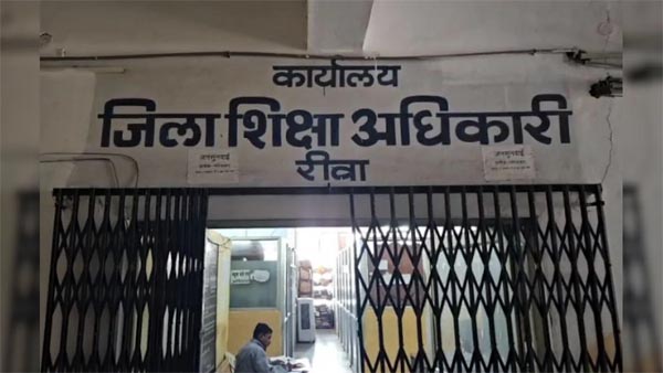 गजब! मृत शिक्षकों को जारी किया नोटिस, अटेंडेंस नहीं बनाने पर काटी जाएगी सैलरी