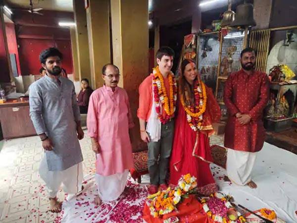 इटली के कपल ने बनारस के मंदिर में लिए 7 फेरे, सनातन संस्कृति से हुए प्रभावित