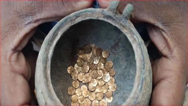 खुदाई के दौरान मजदूर को अचानक जमीन से मिला पुराना घड़ा, अंदर था बेशकीमती खजाना