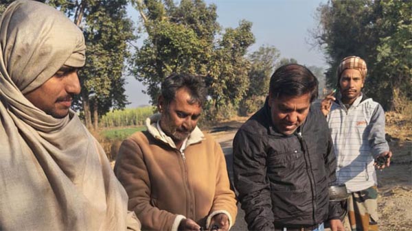 छूते ही उखड़ गई 14 करोड़ की सड़क, हंगामे के बाद नोटिस