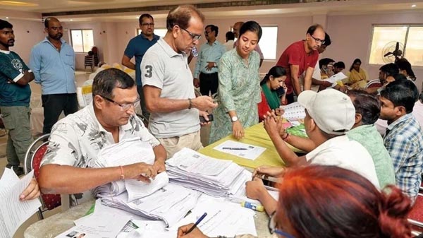 मतदाता सर्वेक्षण जैसे कार्य के लिए अलग से बने विभाग और नियुक्त हो कर्मचारी, निर्वाचन आयुक्त स्पष्ट करे जिन लोगों के वोट कट गए या नहीं बने और वो सही हैं उनका क्या होगा