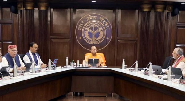 योगी कैबिनेट का बड़ा तोहफा! यूपी में शिक्षकों व कर्मियों को मिलेगी कैशलेस इलाज की सुविधा