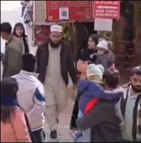जूते पहनकर नैनिताल के नैयना देवी मंदिर में पहुंचा मुस्लिम परिवार, वीडियो प्रसारित