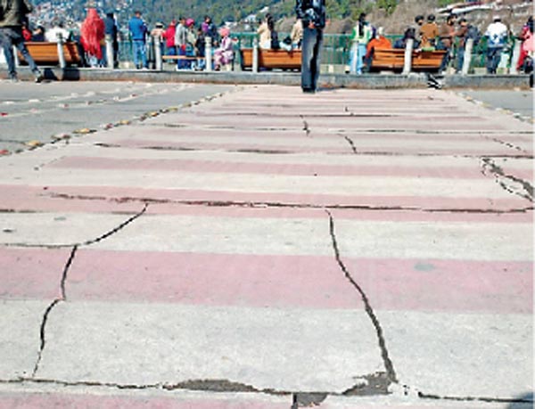 नैनीताल डांठ चौराहे की सतह पर उभरी दरारें, सरोवर नगरी पर मंडराया खतरा