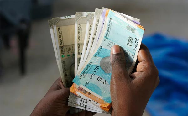 यूपी में जिला पंचायत अध्यक्ष नहीं रोक सकेंगे कर्मियों का वेतन