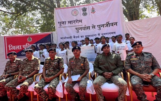 सुकमा में 26 नक्सलियों ने किया सरेंडर, 65 लाख रुपये का था इनाम