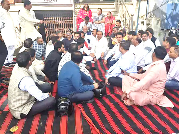 बैंक में 32 लाख की हेरा-फेरी से क्षुब्ध चिकित्सक के समर्थन में उतरे लोग