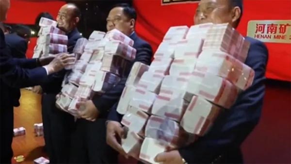 7 हज़ार कर्मचारियों के सामने बिछाया कैश का ढेर, जितना चाहो उतना लेकर जाओ बोनस