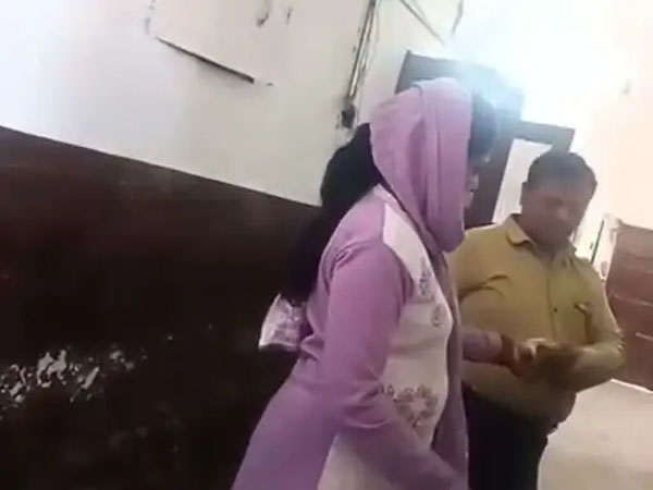 घूसखोरी के आरोप में बस्ती का वरिष्ठ सहायक निलंबित