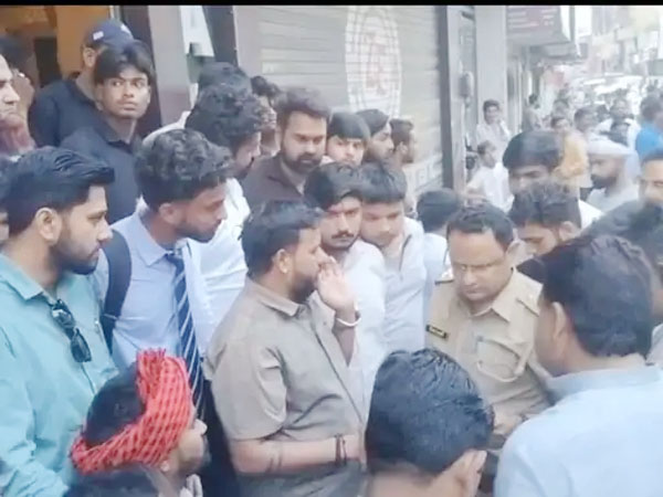 चाऊमीन में मांस मिलने पर रेस्टोरेंट में हंगामा