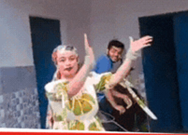 महिला का ग्राम सचिवालय परिसर में डांस करने का वीडियो प्रसारित