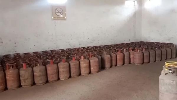 लखीमपुर खीरी में चोरों ने गोदाम की दीवार तोड़कर 108 सिलिंडर किए चोरी, 98 भरे और 10 थे खाली