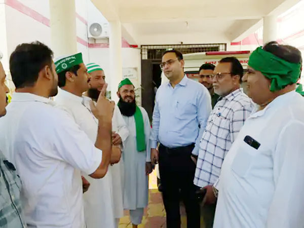 प्राइवेट स्कूलों की मनमानी के खिलाफ प्रदर्शन