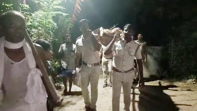 संपत्ति विवाद के बीच 10 घंटे तक घर में पड़ा रहा मां का शव, कंधा देने से पीछे हटे बेटे; ओडिशा पुलिस ने निभाया अंतिम संस्कार का फर्ज