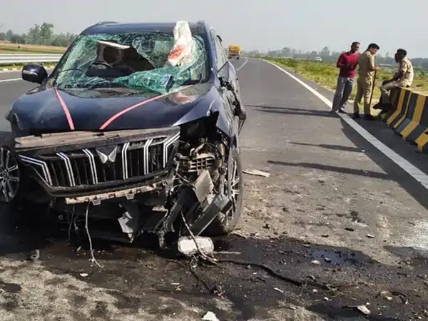 गंगा एक्सप्रेसवे पर अनियंत्रित होकर पलट गयी दो कार, सात घायल
