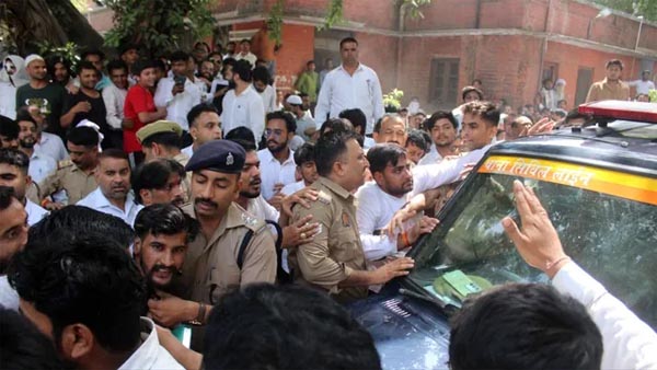 मेरठ कचहरी में मारपीट के मामले में 13 नामजद और 60 अज्ञात वकीलों पर एफआईआर