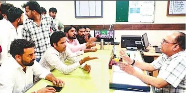मूल्यांकन में गड़बड़ी पर फूटा छात्रों का आक्रोश, रिजल्ट में मिले 23 नंबर, उत्तर पुस्तिका के अंदर थे 35 नंबर