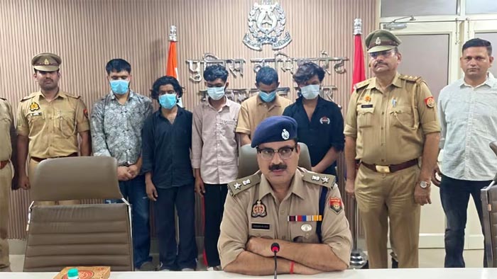 दिल्ली-NCR में लिफ्ट देकर करते थे लूटपाट, नोएडा से 5 गिरफ्तार