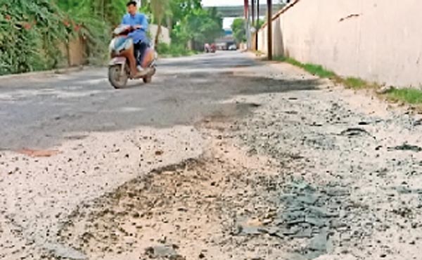 तीन साल भी नहीं चली डेढ़ करोड़ से बनी मेवला फ्लाईओवर से सरस्वती लोक कालोनी तक की सड़क