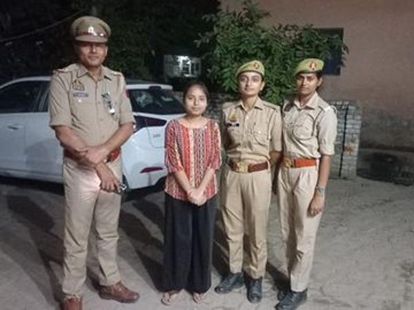 स्कूल टॉप करने वाली परी को थाना अध्यक्ष ने किया सम्मानित