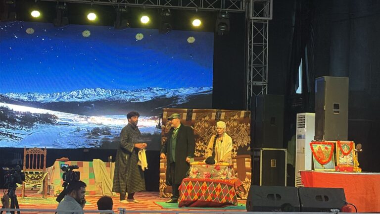 दर्द के समंदर में डूबे लोगों को बचाये रखता है मोहब्बत का एक धागा नाटक बर्फ का सफल मंचन