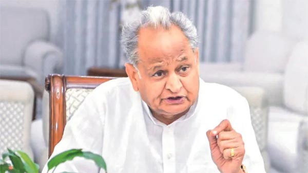 निर्वाचन आयोग कर रहा है भाजपा के एजेंट की तरह काम : गहलोत