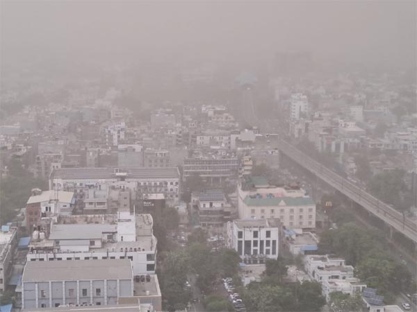 दिल्ली-एनसीआर में धूल भरी आंधी और बौछारें