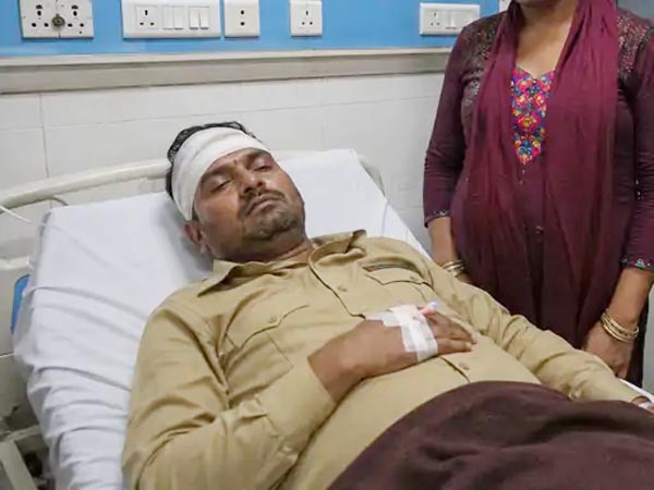 परिचालक पर किन्नरों ने किया फावड़े से हमला