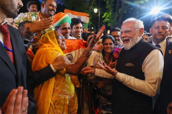 पीएम मोदी यूरोपीय देशों के दौरे के आखिरी चरण में पेरिस पहुंचे लगे मोदी-मोदी के नारे
