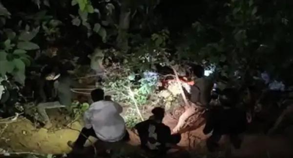 28 टूरिस्ट की ट्रैवलर खाई में गिरी, उछलकर बाहर गिरीं दो महिलाओं की मौत