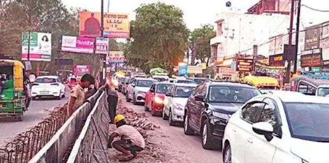 डिफेंस कालोनी और राजेंद्रपुरम मार्केट का कट बंद, लोनिवि ने की कार्रवाई, कमिश्नर आवास चौराहे से यशोदा कुंज तक खुले रहेंगे सिर्फ चार कट