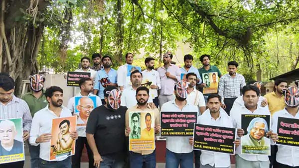 कॉकरोच का मुखौटा पहनकर सीसीएसयू कैंपस में छात्रों का प्रदर्शन, मांगें न मानी तो सत्याग्रह की चेतावनी