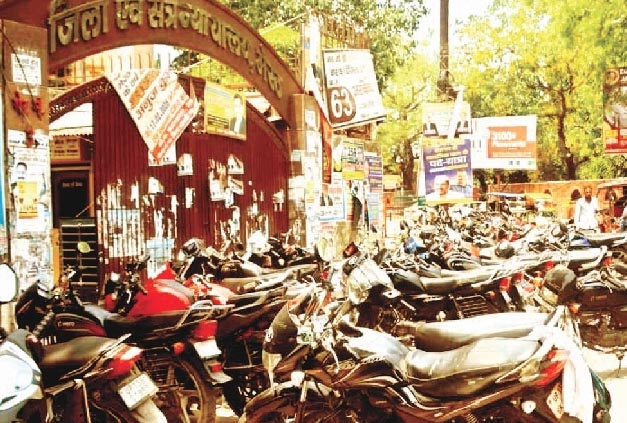 वकीलों की आड़ लेकर कचहरी के बाहर पार्किंग से लाखों की कमाई
