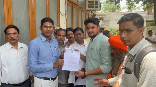 लोजपा ने जिलाधिकारी को ज्ञापन सौंपा, जिला पूर्ति विभाग में भ्रष्टाचार का आरोप लगाया