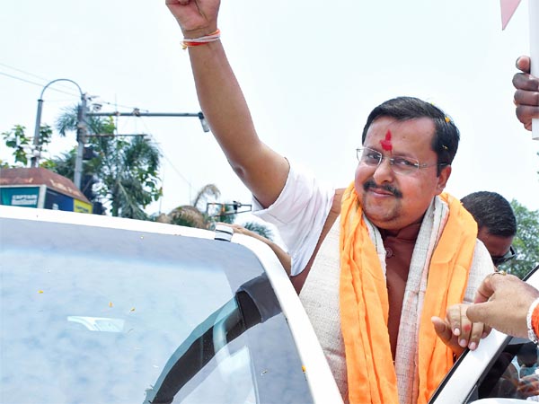 भाजपा अध्यक्ष नितिन नवीन ने किया गृह प्रवेश