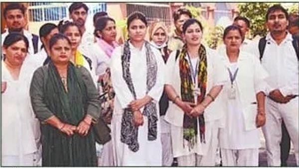 जिला अस्पताल की संविदा नर्सों और वार्ड बॉय का प्रदर्शन