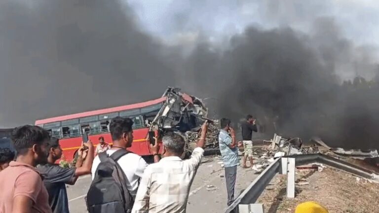 सूरत में भिड़ीं दो बसें, एक के परखच्चे उड़े, दूसरी में लगी आग; 7 की मौत