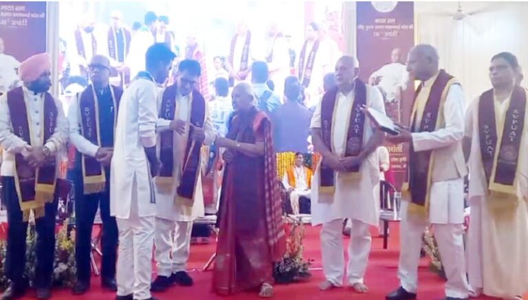 कृषि विश्वविद्यालय के दीक्षांत समारोह में राज्यपाल आनंदीबेन पटेल ने 450 विद्यार्थियों को दीं उपाधियां, 21 को पदक