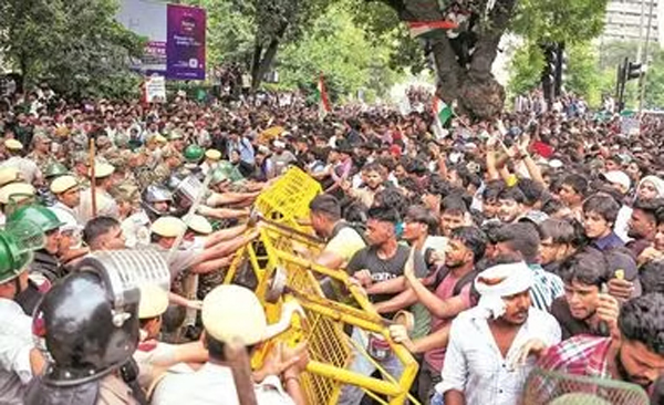 कॉकरोच जनता पार्टी के आंदोलन को विपक्ष ने दी धार, जंतर मंतर पर पुन: जमे प्रदर्शनकारी