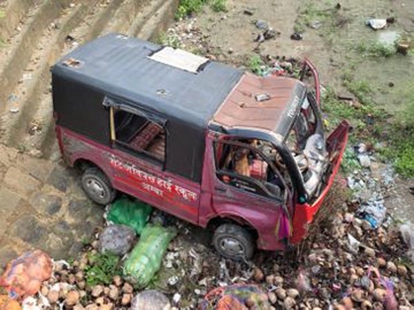 औरंगाबाद में बच्चों से भरी स्कूल वैन 15 फीट नीचे नहर में गिरी, 13 घायल, 3 की हालत गंभीर