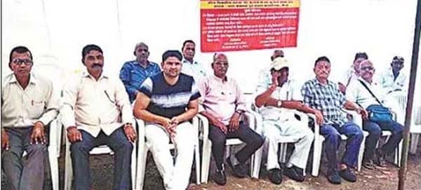 बीएसएनएल कर्मियों ने पेंशन, छटनी पर रोक लगाने समेत कई मांगों को लेकर दिया धरना