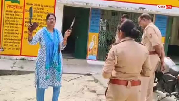 स्कूल में प्रधानाध्यापिका ने लहराया चाकू-चापड़, सस्पेंड
