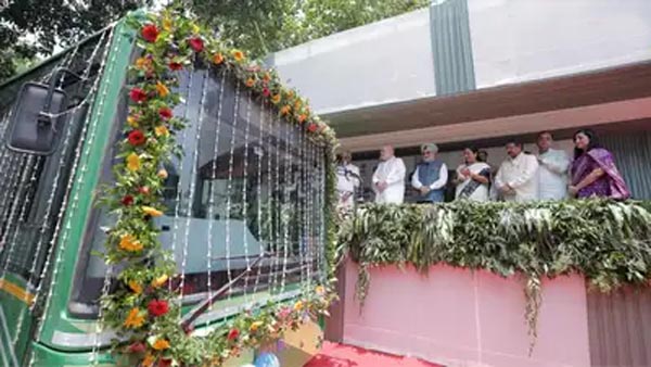 दिल्ली के बेड़े में शामिल हुईं 300 नई इलेक्ट्रिक बसें, गृह मंत्री अमित शाह ने दिखाई हरी झंडी