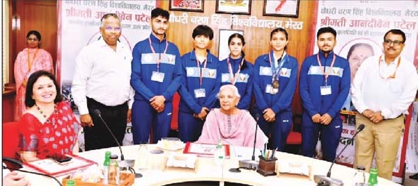अंतर विश्वविद्यालय प्रतियोगिताओं में उत्कृष्ट प्रदर्शन करने वाले खिलाड़ियों को सम्मानित किया