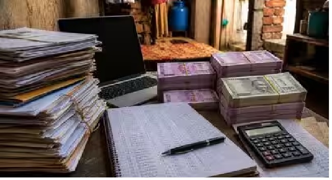 मेरठ में 357 करोड़ का टैक्स रिफंड घोटाला: 3000 क्लाइंट्स को दिलाए अवैध Refund, 50 लाख के जेवर और 4 करोड़ की FD सीज