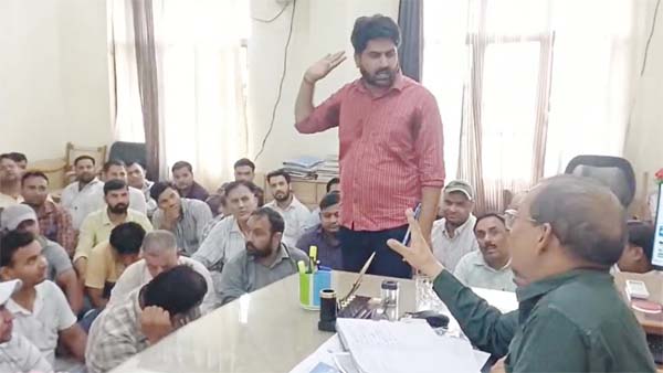 डीपीआरओ कार्यालय पर ग्राम सचिवों ने किया कब्जा, डीपीआरओ कुर्सी छोड़ भागे