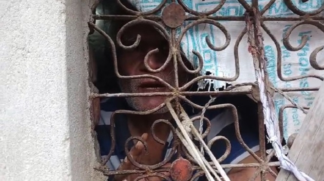 हाथरस : पत्नी से डरे पति का आया हैरान करने वाला मामला, आठ दिन से घर में है बंद, बचाने की लगा रहा गुहार